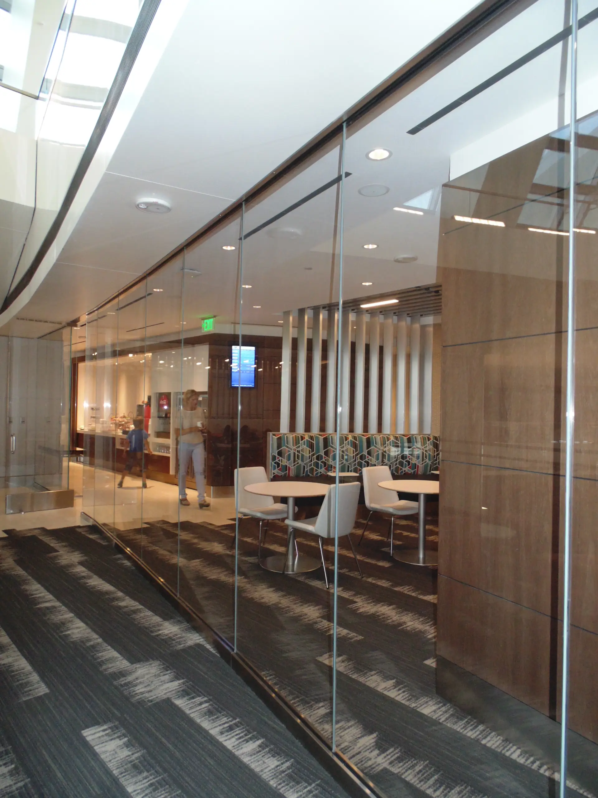 INTERNATIONAL LOUNGE - Image 4